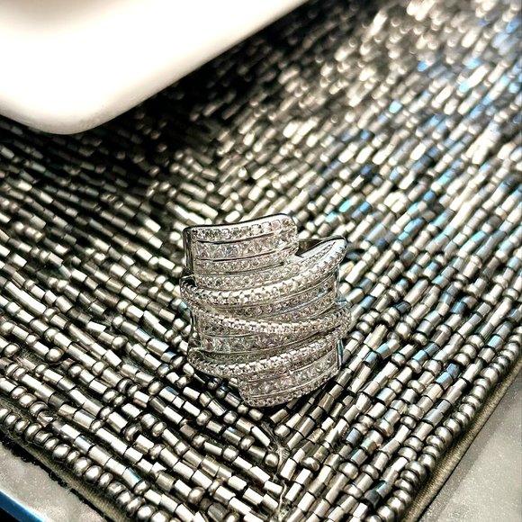 Ring Silver Plated Luxury Wide Zircon Stacking Ring with LED Jewelry Box - Picture 3 of 9